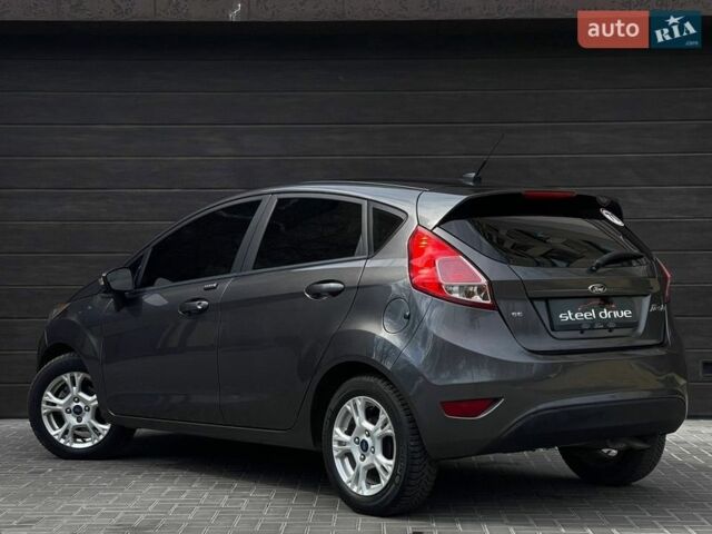 Серый Форд Фиеста, объемом двигателя 1.6 л и пробегом 72 тыс. км за 8899 $, фото 3 на Automoto.ua