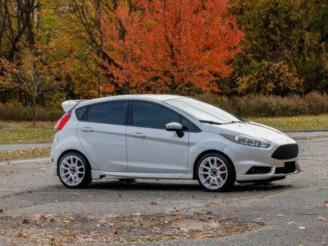 Серый Форд Фиеста, объемом двигателя 1.6 л и пробегом 88 тыс. км за 9000 $, фото 1 на Automoto.ua