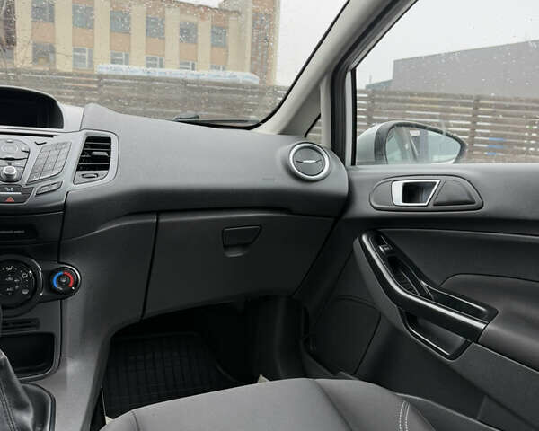 Форд Фиеста 2017 в Тячеве на Automoto.ua Серый Форд Фиеста, объемом двигателя 1.6 л и пробегом 196 тыс. км за 7300 $, фото 40 на Automoto.ua