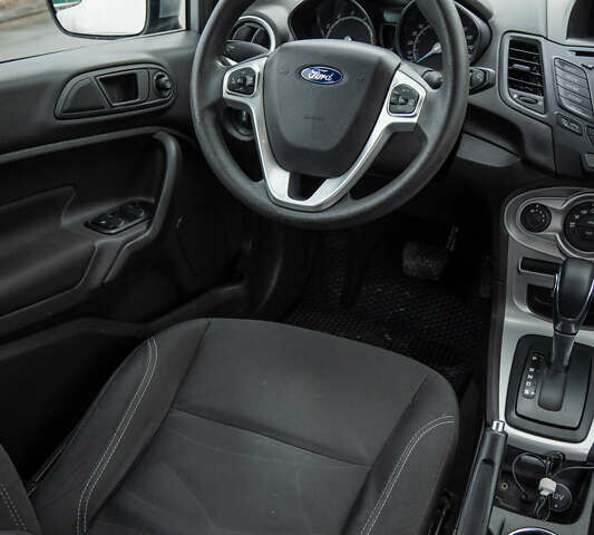 Серый Форд Фиеста, объемом двигателя 1.6 л и пробегом 150 тыс. км за 8400 $, фото 9 на Automoto.ua