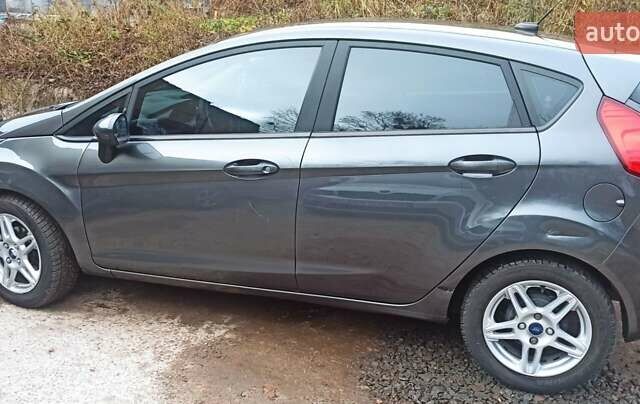 Серый Форд Фиеста, объемом двигателя 1.6 л и пробегом 92 тыс. км за 7999 $, фото 2 на Automoto.ua