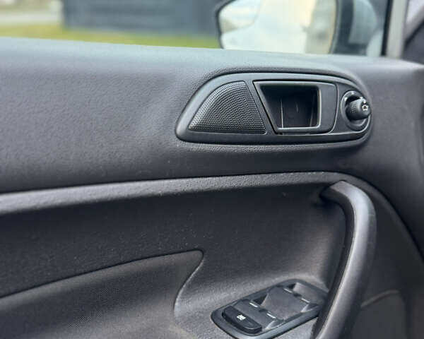 Сірий Форд Фієста, об'ємом двигуна 1.6 л та пробігом 80 тис. км за 8399 $, фото 12 на Automoto.ua