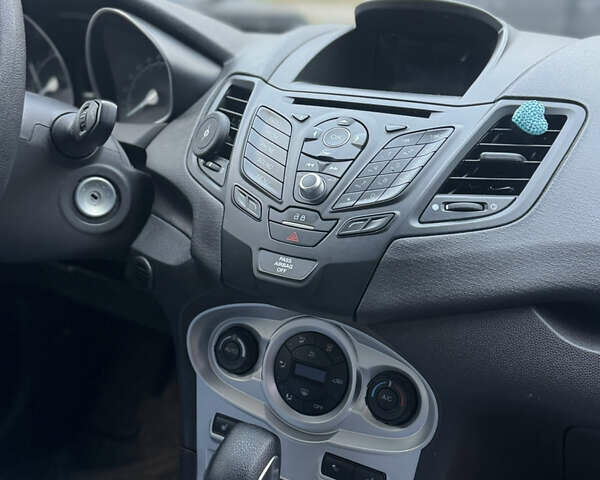 Сірий Форд Фієста, об'ємом двигуна 1.6 л та пробігом 80 тис. км за 8399 $, фото 20 на Automoto.ua