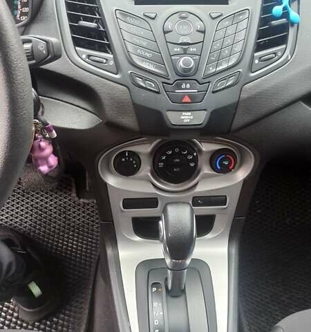 Серый Форд Фиеста, объемом двигателя 1.6 л и пробегом 92 тыс. км за 7999 $, фото 5 на Automoto.ua