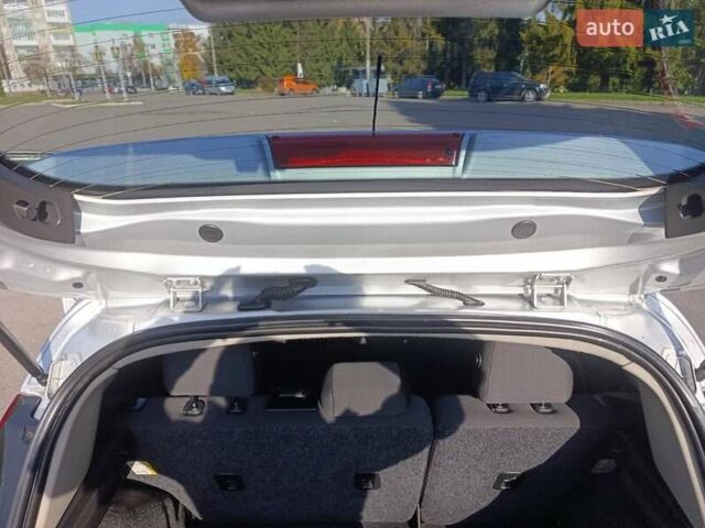 Серый Форд Фиеста, объемом двигателя 1.6 л и пробегом 141 тыс. км за 8400 $, фото 7 на Automoto.ua