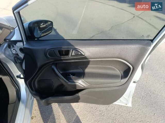 Серый Форд Фиеста, объемом двигателя 1.6 л и пробегом 141 тыс. км за 8400 $, фото 46 на Automoto.ua