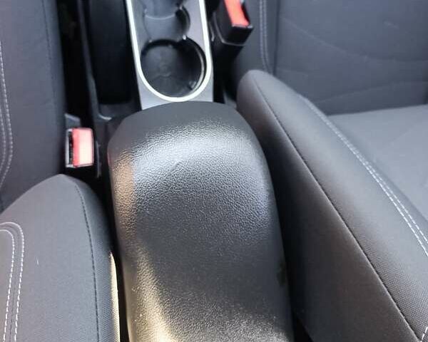 Серый Форд Фиеста, объемом двигателя 1.6 л и пробегом 141 тыс. км за 8400 $, фото 14 на Automoto.ua