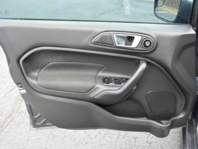 Серый Форд Фиеста, объемом двигателя 1.6 л и пробегом 50 тыс. км за 2000 $, фото 11 на Automoto.ua