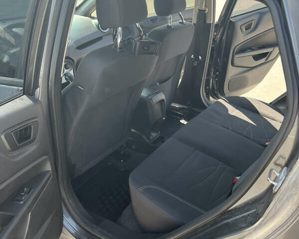 Серый Форд Фиеста, объемом двигателя 1.6 л и пробегом 82 тыс. км за 9100 $, фото 12 на Automoto.ua