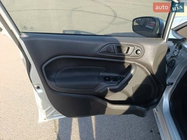 Серый Форд Фиеста, объемом двигателя 1.6 л и пробегом 141 тыс. км за 8400 $, фото 53 на Automoto.ua