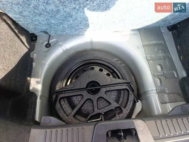 Серый Форд Фиеста, объемом двигателя 1.6 л и пробегом 141 тыс. км за 8400 $, фото 5 на Automoto.ua