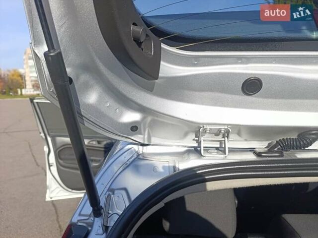 Серый Форд Фиеста, объемом двигателя 1.6 л и пробегом 141 тыс. км за 8400 $, фото 6 на Automoto.ua