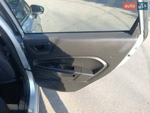 Серый Форд Фиеста, объемом двигателя 1.6 л и пробегом 141 тыс. км за 8400 $, фото 23 на Automoto.ua