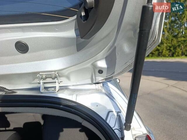 Серый Форд Фиеста, объемом двигателя 1.6 л и пробегом 141 тыс. км за 8400 $, фото 4 на Automoto.ua