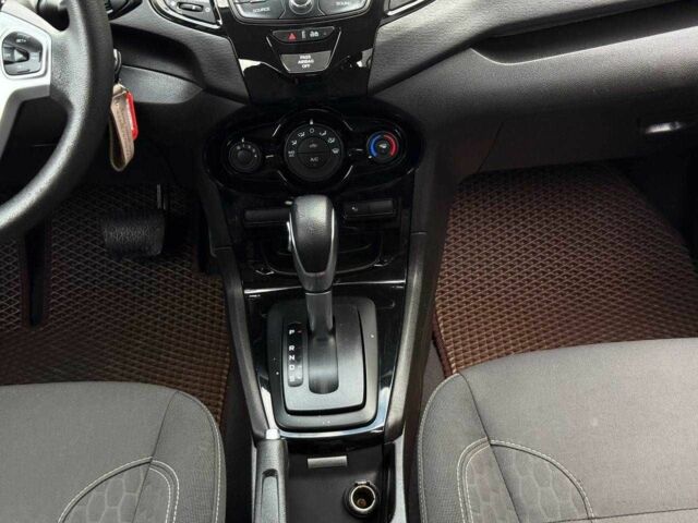 Серый Форд Фиеста, объемом двигателя 1.6 л и пробегом 160 тыс. км за 9300 $, фото 13 на Automoto.ua