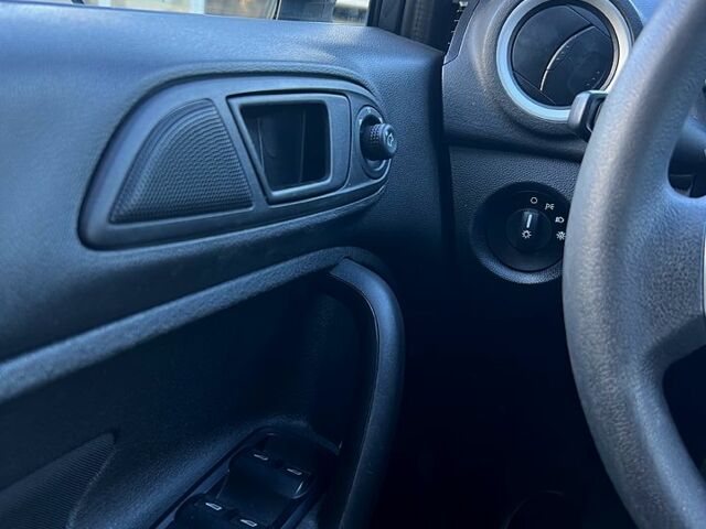 Серый Форд Фиеста, объемом двигателя 1.6 л и пробегом 157 тыс. км за 8900 $, фото 3 на Automoto.ua