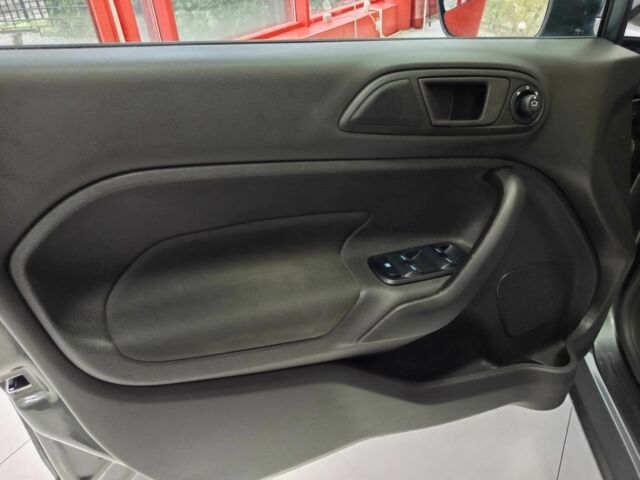 Серый Форд Фиеста, объемом двигателя 1.6 л и пробегом 41 тыс. км за 9200 $, фото 9 на Automoto.ua