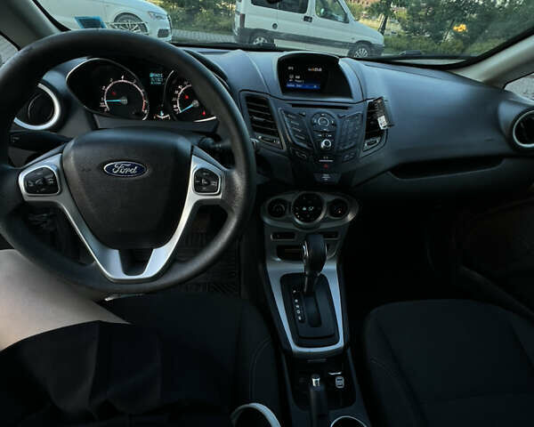 Серый Форд Фиеста, объемом двигателя 1.6 л и пробегом 157 тыс. км за 8900 $, фото 4 на Automoto.ua