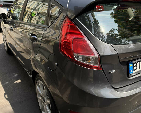 Серый Форд Фиеста, объемом двигателя 1.6 л и пробегом 39 тыс. км за 10000 $, фото 3 на Automoto.ua