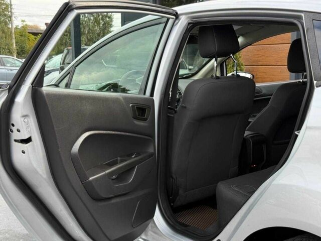 Серый Форд Фиеста, объемом двигателя 1.6 л и пробегом 160 тыс. км за 9300 $, фото 18 на Automoto.ua