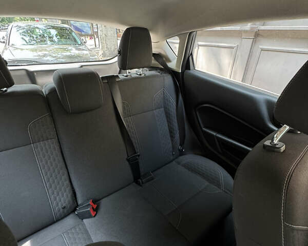 Серый Форд Фиеста, объемом двигателя 1.6 л и пробегом 39 тыс. км за 10000 $, фото 9 на Automoto.ua