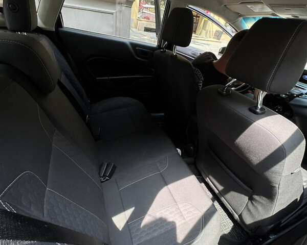 Серый Форд Фиеста, объемом двигателя 1.6 л и пробегом 39 тыс. км за 10000 $, фото 10 на Automoto.ua