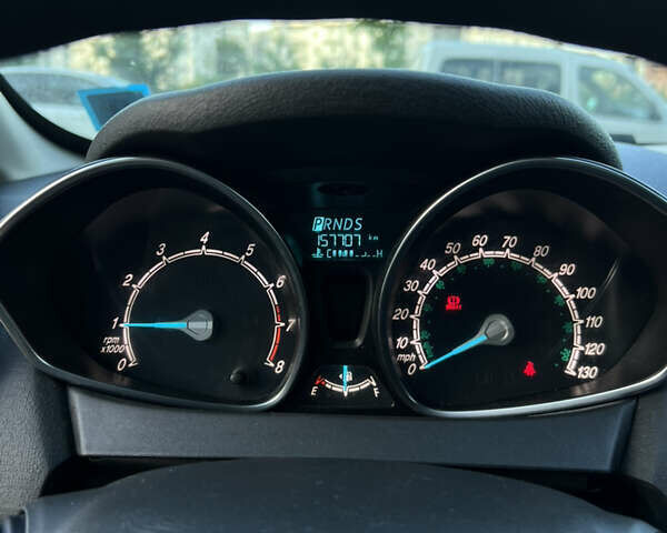 Серый Форд Фиеста, объемом двигателя 1.6 л и пробегом 157 тыс. км за 8900 $, фото 5 на Automoto.ua