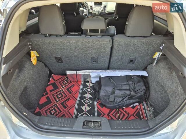 Серый Форд Фиеста, объемом двигателя 1.6 л и пробегом 122 тыс. км за 9900 $, фото 24 на Automoto.ua