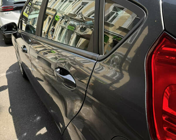 Серый Форд Фиеста, объемом двигателя 1.6 л и пробегом 39 тыс. км за 10000 $, фото 8 на Automoto.ua