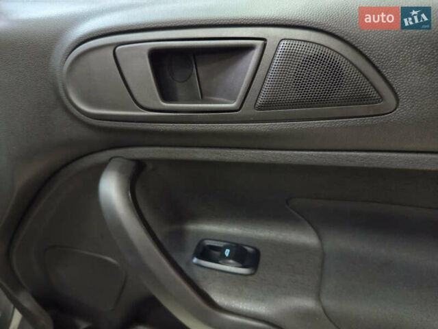 Серый Форд Фиеста, объемом двигателя 1.6 л и пробегом 41 тыс. км за 9200 $, фото 23 на Automoto.ua