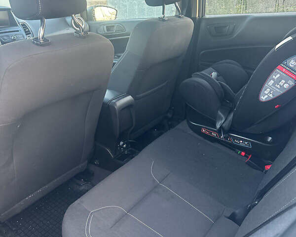 Серый Форд Фиеста, объемом двигателя 1.6 л и пробегом 130 тыс. км за 9700 $, фото 13 на Automoto.ua