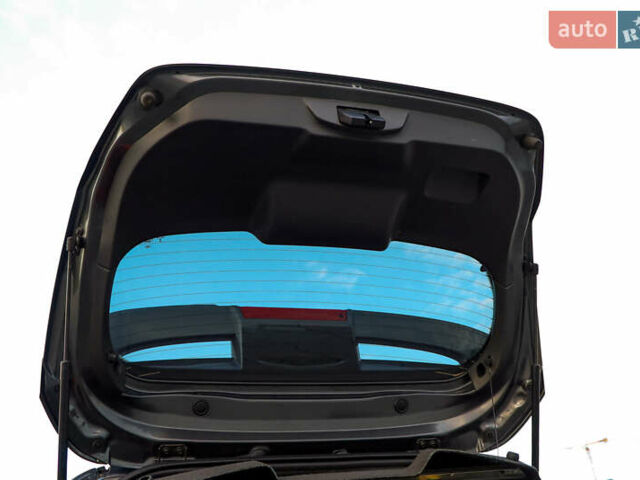 Серый Форд Фиеста, объемом двигателя 1.6 л и пробегом 85 тыс. км за 12500 $, фото 51 на Automoto.ua