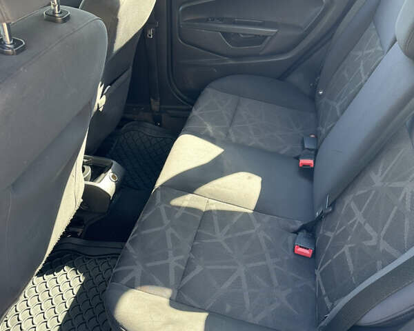 Серый Форд Фиеста, объемом двигателя 1.6 л и пробегом 189 тыс. км за 7000 $, фото 10 на Automoto.ua