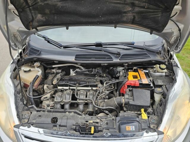 Сірий Форд Фієста, об'ємом двигуна 1.6 л та пробігом 131 тис. км за 4800 $, фото 22 на Automoto.ua