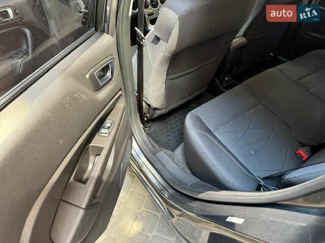 Серый Форд Фиеста, объемом двигателя 1.6 л и пробегом 224 тыс. км за 6800 $, фото 14 на Automoto.ua