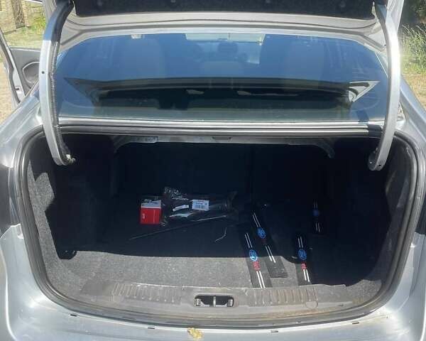 Серый Форд Фиеста, объемом двигателя 1.6 л и пробегом 161 тыс. км за 7500 $, фото 3 на Automoto.ua