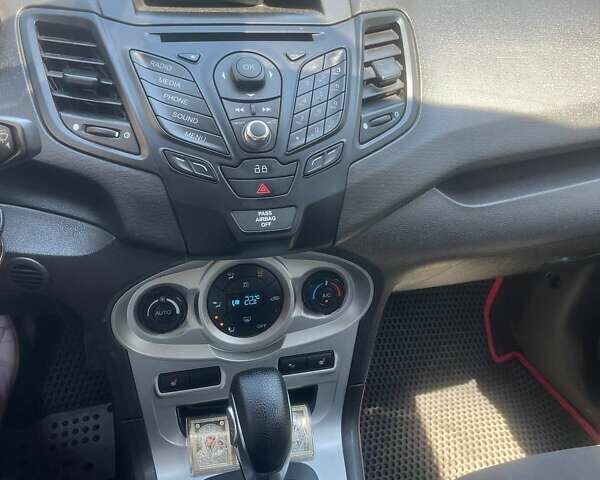 Серый Форд Фиеста, объемом двигателя 1.6 л и пробегом 161 тыс. км за 7500 $, фото 8 на Automoto.ua