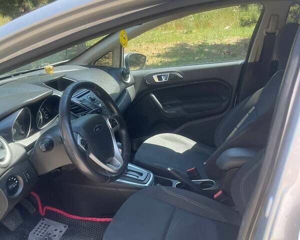 Серый Форд Фиеста, объемом двигателя 1.6 л и пробегом 161 тыс. км за 7500 $, фото 13 на Automoto.ua