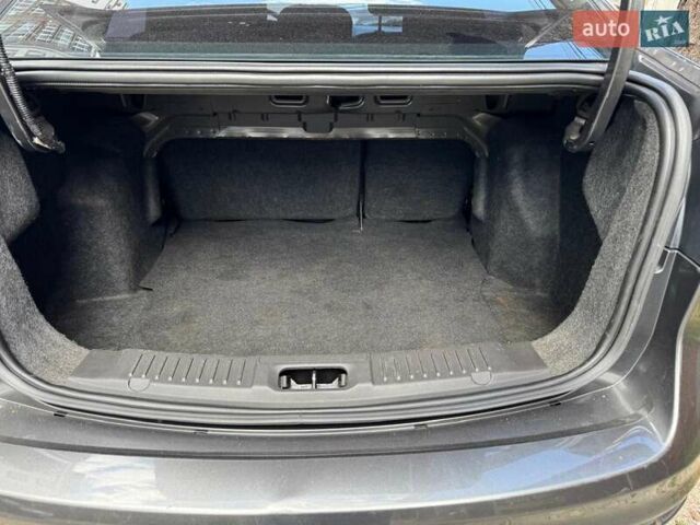 Серый Форд Фиеста, объемом двигателя 1.6 л и пробегом 224 тыс. км за 6800 $, фото 15 на Automoto.ua