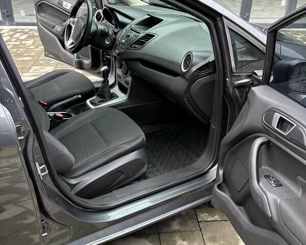 Сірий Форд Фієста, об'ємом двигуна 1 л та пробігом 240 тис. км за 5950 $, фото 3 на Automoto.ua