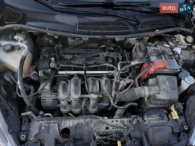 Серый Форд Фиеста, объемом двигателя 1.6 л и пробегом 238 тыс. км за 6000 $, фото 9 на Automoto.ua