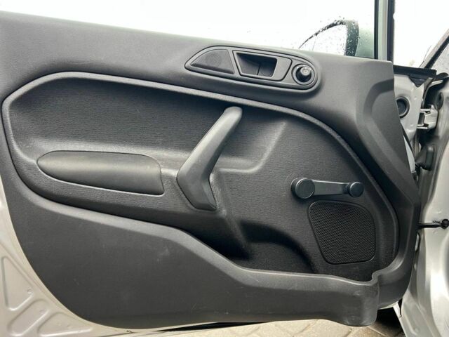 Серый Форд Фиеста, объемом двигателя 1.6 л и пробегом 177 тыс. км за 7340 $, фото 14 на Automoto.ua