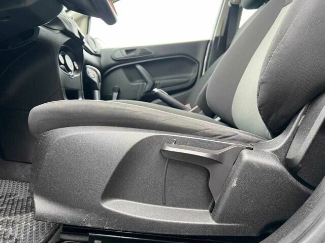 Серый Форд Фиеста, объемом двигателя 1.6 л и пробегом 177 тыс. км за 6840 $, фото 18 на Automoto.ua