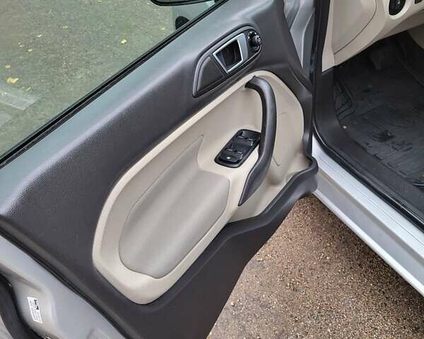 Серый Форд Фиеста, объемом двигателя 1.6 л и пробегом 187 тыс. км за 7999 $, фото 3 на Automoto.ua