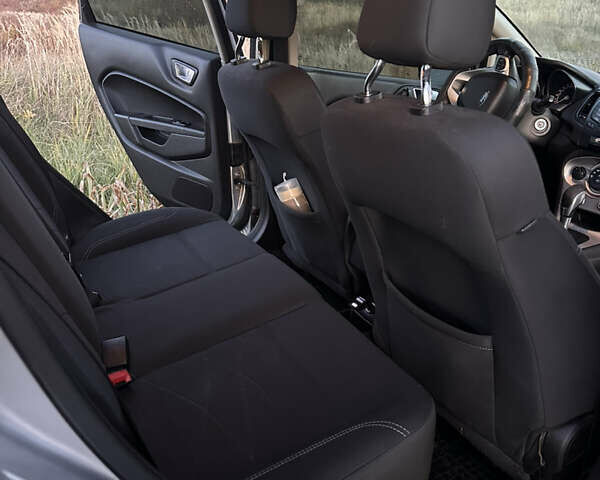 Серый Форд Фиеста, объемом двигателя 1.6 л и пробегом 238 тыс. км за 6000 $, фото 17 на Automoto.ua