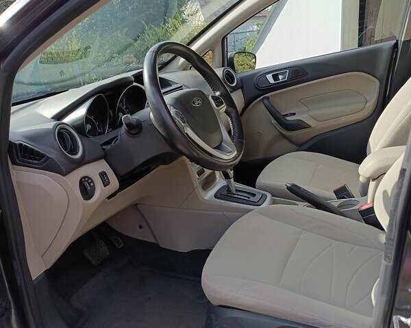 Серый Форд Фиеста, объемом двигателя 1.6 л и пробегом 126 тыс. км за 7800 $, фото 1 на Automoto.ua