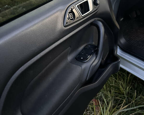 Серый Форд Фиеста, объемом двигателя 1.6 л и пробегом 238 тыс. км за 6000 $, фото 11 на Automoto.ua