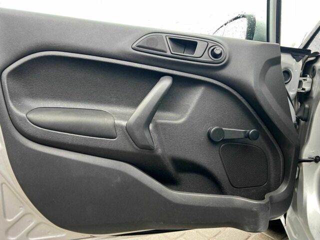 Серый Форд Фиеста, объемом двигателя 1.6 л и пробегом 177 тыс. км за 6840 $, фото 14 на Automoto.ua