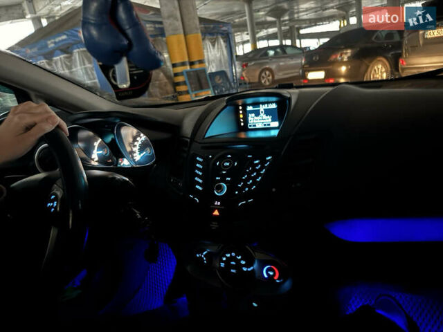 Серый Форд Фиеста, объемом двигателя 1.6 л и пробегом 140 тыс. км за 9500 $, фото 8 на Automoto.ua