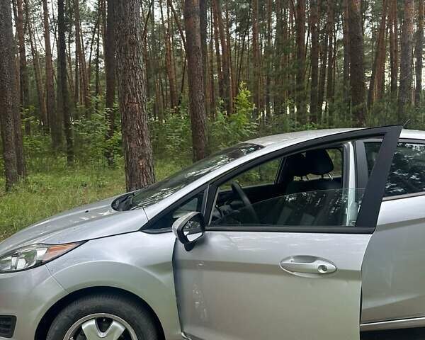 Серый Форд Фиеста, объемом двигателя 1.6 л и пробегом 81 тыс. км за 8250 $, фото 3 на Automoto.ua